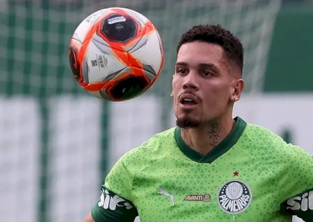 Paulinho avança em recuperação de lesão no Palmeiras e trabalha com bola no campo