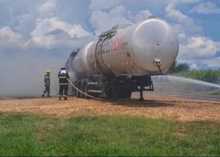 Carreta carregada com metanol sofre princípio de incêndio na MS-395 em Bataguassu