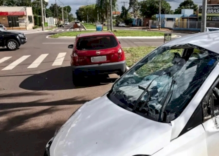 HB20 capota ao ser atingido por Celta em rotatória de MS