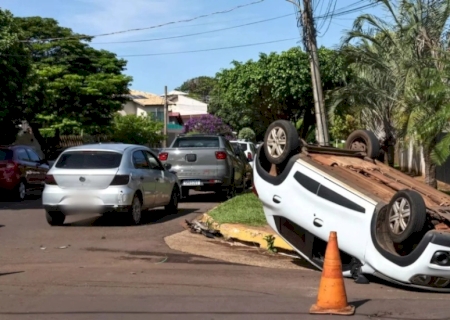 VÍDEO: Motorista não respeita sinalização e provoca capotamento em MS
