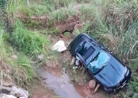 Motorista de BMW bate em guard rail, cai de ponte e jovem morre na MS-345