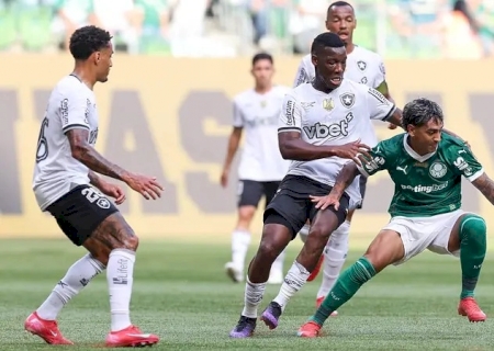 Palmeiras larga no Brasileirão empatando com o Botafogo e é vaiado no Allianz