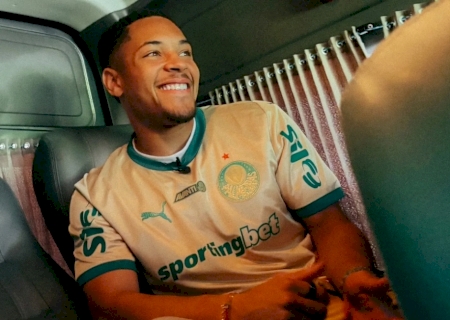 Vitor Roque desembarca no Brasil e cita ansiedade para estrear pelo Palmeiras: 'Muito feliz'