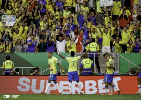 Vini Jr. decide no fim, Brasil vence Colômbia pelas Eliminatórias e dá respiro a Dorival