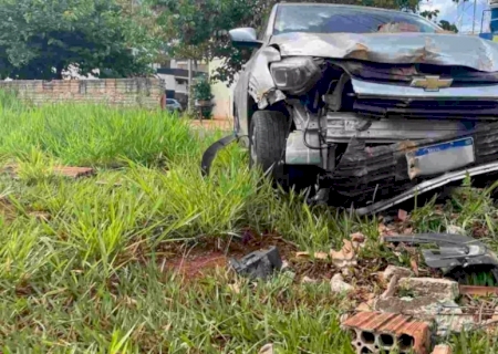 Tracker tem a frente destruída após ser atingido por carro em MS
