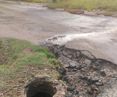 DEODÁPOLIS: Morador denuncia situação crítica em rua que buraco coberto por água coloca pedestres em risco