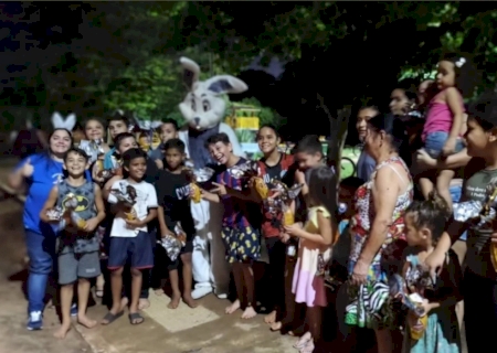 DEODÁPOLIS: Fernandinha Cazuza realiza ação solidária e entrega ovos de Páscoa para crianças carentes
