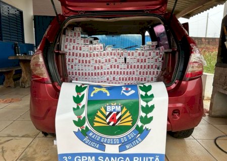 Motorista tenta bater em viatura durante perseguição e abandona veículo com cigarros contrabandeados