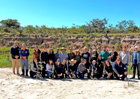 DEODÁPOLIS: Estudantes da UEMS realizam aula prática sobre conservação do solo em área de voçoroca na 12ª Linha