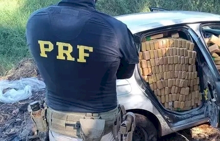 Motorista consegue fugir a pé após bater carro lotado de maconha em tronco