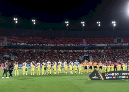Cerro Porteño identifica e pune torcedores que fizeram gestos racistas contra o Palmeiras