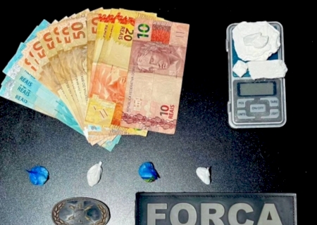 DEODÁPOLIS: Força Tática flagra tráfico de drogas em conveniência