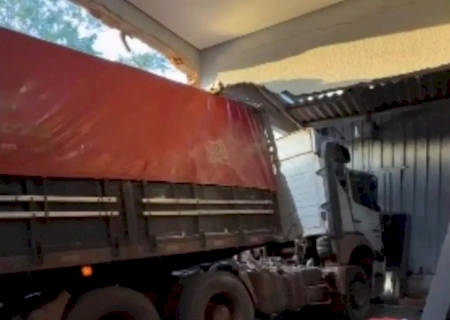 VÍDEO: Carreta desgovernada invade panificadora às margens da BR-163