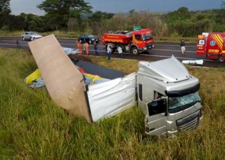 Colisão entre carretas deixa motorista ferido na BR-267, em Bataguassu