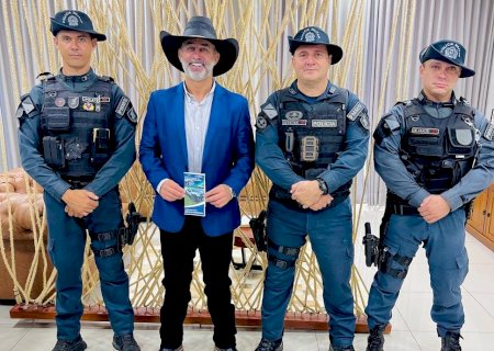 Prefeito Juliano Ferro recebe equipe da Patrulha Rural em Ivinhema