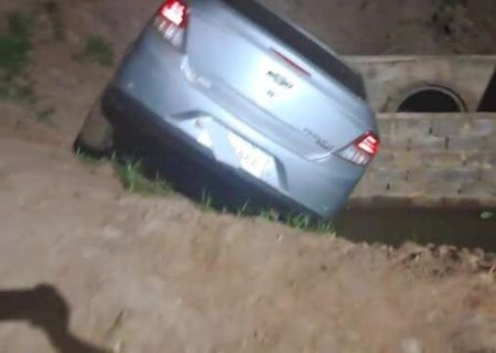 Motorista cai em buraco ao desviar de ônibus em rua sem sinalização
