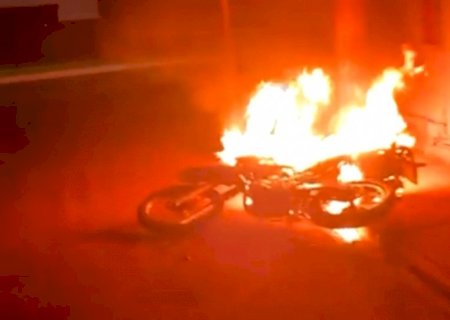 ANGÉLICA: Tentativa de homicídio termina com moto incendiada; vídeo viraliza nas redes sociais