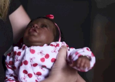Homem é preso ao agredir bebê de quatro meses acreditando ser boneco reborn