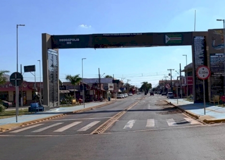 DEODÁPOLIS: Prometida como grande melhoria, obra na principal avenida do município é interrompida