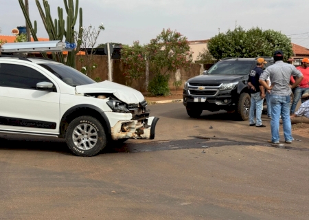 DEODÁPOLIS: Acidente entre Saveiro e S-10 é registrado no centro da cidade