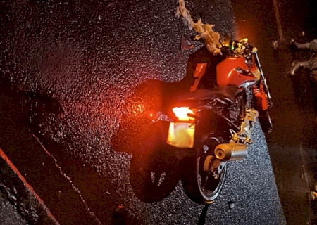 DEODÁPOLIS: Motociclista morre após colidir com carreta estacionada na região central