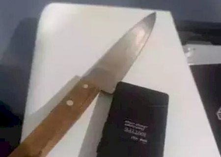 Filha é presa após dar choques e esfaquear a mãe no peito