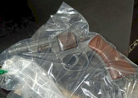 Jovem é flagrado portando arma de fogo em casa noturna