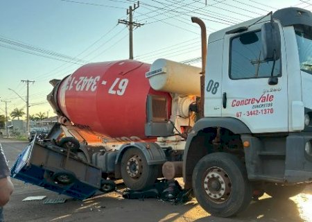 Caminhão-betoneira avança sinal de Pare e esmaga motocicleta