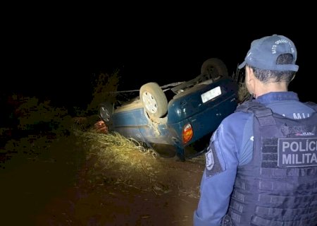 Homem capota carro carregado com cigarros contrabandeados após perseguição