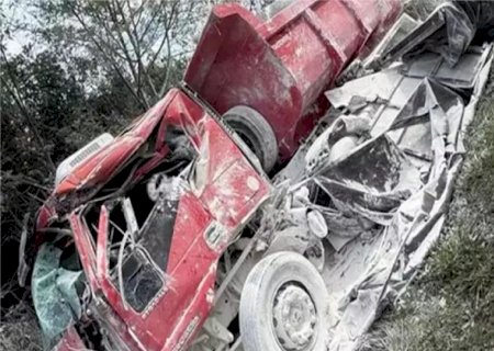 Motorista de MS morre em colisão entre caminhão e carreta no Paraná
