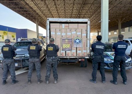 Caminhão furtado é recuperado abarrotado de cigarros contrabandeados