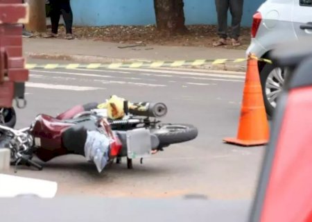 Mulher morre após cair de moto e ser atropelada por caminhão