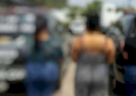Por ciúmes, três irmãs sequestram e agridem mulher em estrada