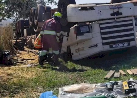 Motorista morre após caminhão carregado com milho tombar na BR-163 entre Naviraí e Juti
