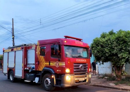 NOVA ANDRADINA: Imóvel em ruínas ocupado por usuários de drogas pega fogo e mobiliza bombeiros