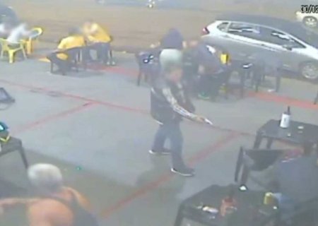 Homem invade conveniência e mata rival a tiros