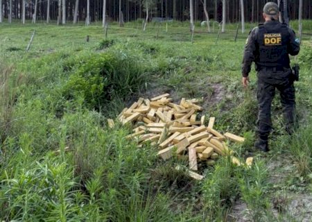 Carro atola e traficante abandona R$ 740 mil em drogas na fronteira