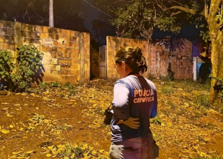 Homem é encontrado morto ao lado da cama, caído em cima de uma garrafa de vidro em Dourados