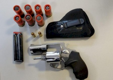 Homem é preso com armas e munições durante investigação de violência doméstica