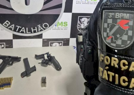 Dupla é presa com pistola, revólver e 68 munições em casa