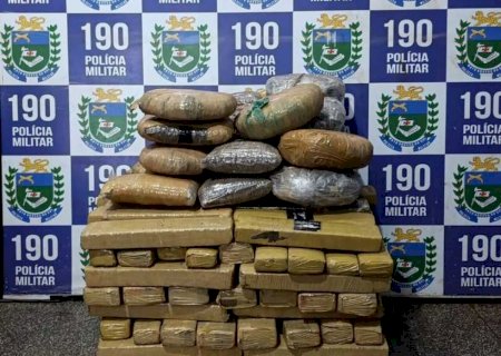 Polícia Militar apreende maconha e skunk em veículo após colisão
