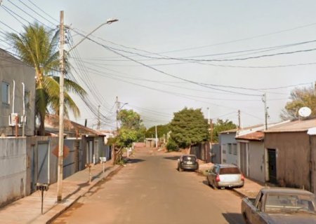 Casal é baleado após estacionar veículo em frente à residência