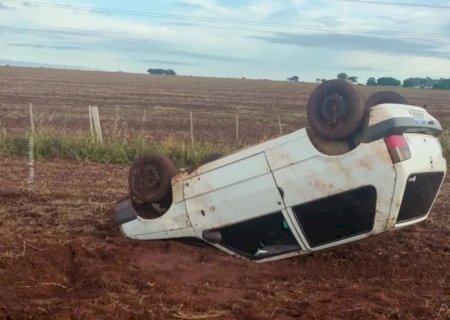Motorista abandona Fiat Uno após veiculo capotar na MS-395