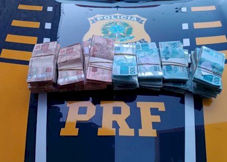 Motorista é preso com 84 kg de cocaína e R$ 195 mil escondidos em caminhão de minério em MS