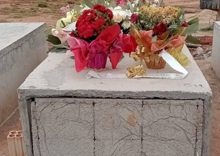 Adolescente admite presença em violação de túmulo, mas nega necrofilia