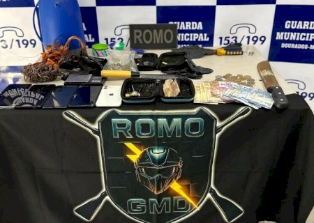 Suspeitos são presos com drogas, objetos e scooter furtada em Dourados