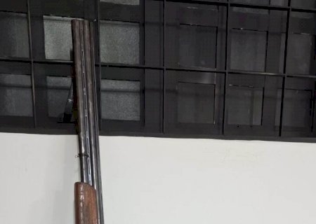 ANGÉLICA: Força Tática apreende espingarda calibre 12 e drogas em uma casa