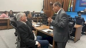 Zé Teixeira aponta o dedo na cara de Zeca em discussão por programa do PT