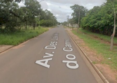 Motorista sem CNH tenta fugir da GCM com quatro crianças e bate carro em cerca