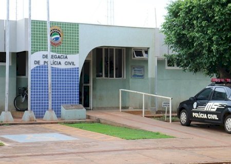 Menina de 2 anos é resgatada sozinha em casa e com hematomas pelo corpo